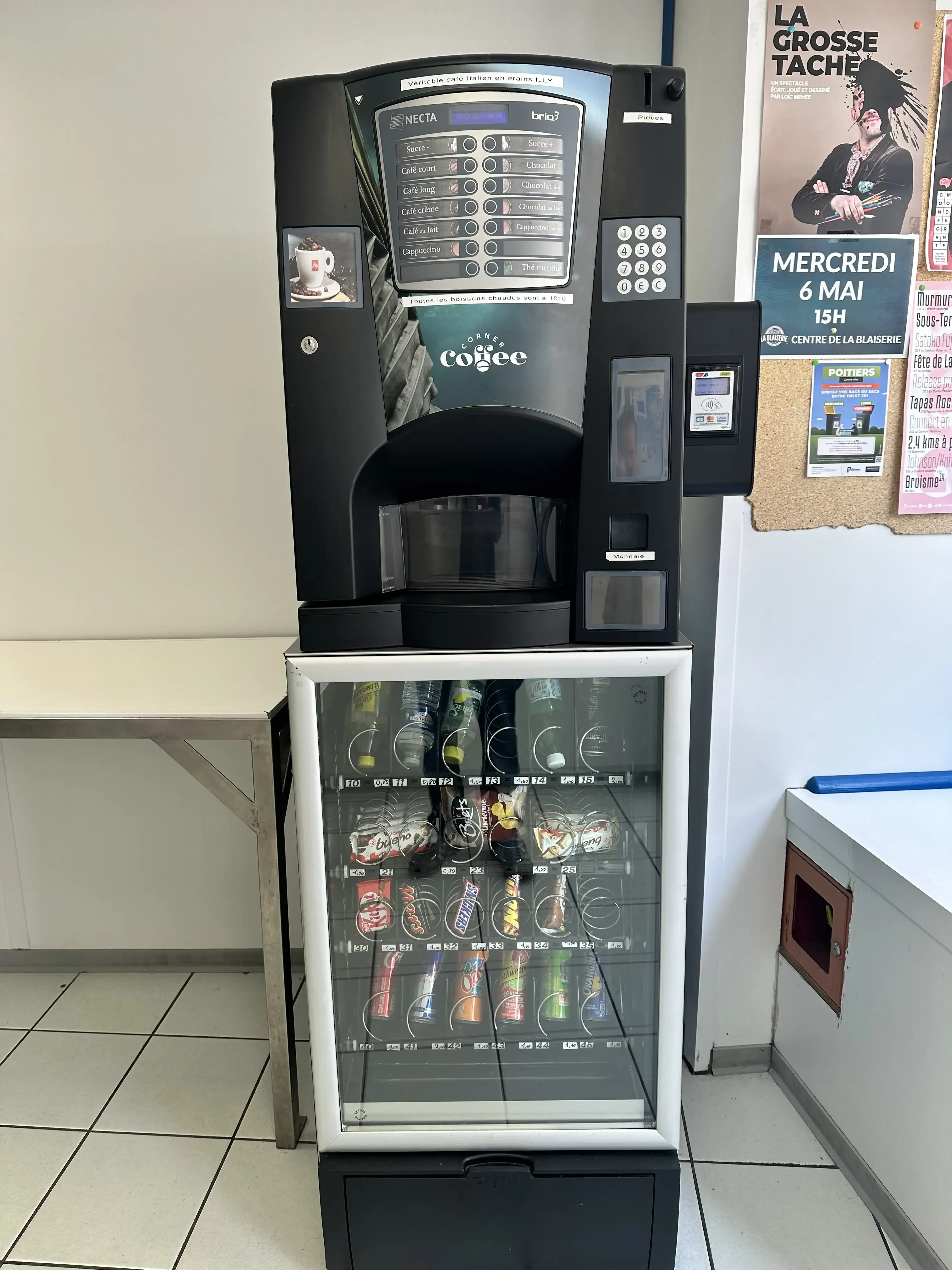 Distributeur café snacks Laverie Poitiers